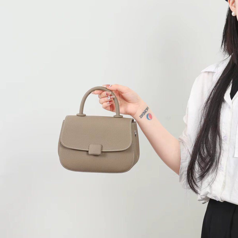 Elegant Women’s Genuine Leather Handbag Featuring a Stylish Shoulder Strap